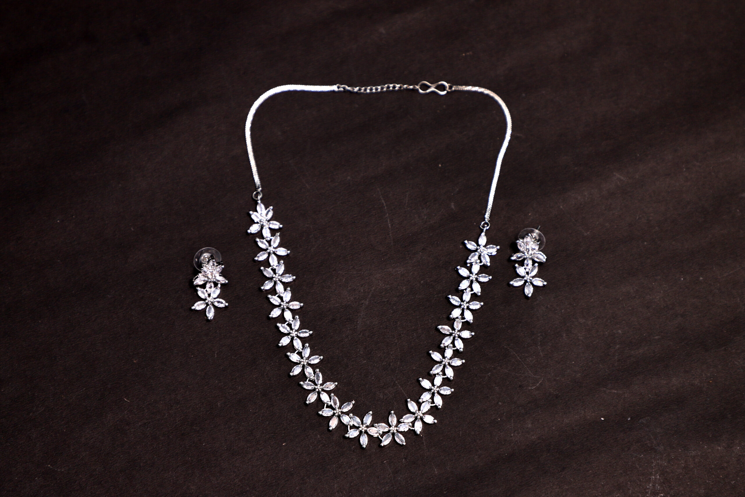 Lustra floral crystal necklace and earring set (Silver) - Image 2